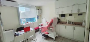 Box de atención ginecológica de MarianaCentro en Providencia, con camilla y equipamiento clínico