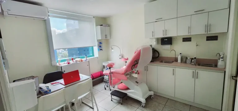 Box de atención ginecológica de MarianaCentro en Providencia, con camilla y equipamiento clínico