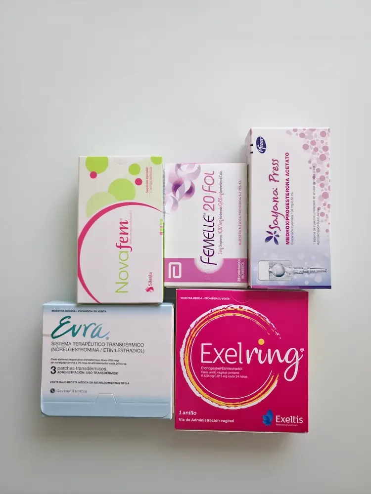 Cajas de píldoras anticonceptivas y de anillo vaginal, métodos que una matrona puede recetar en una consulta online