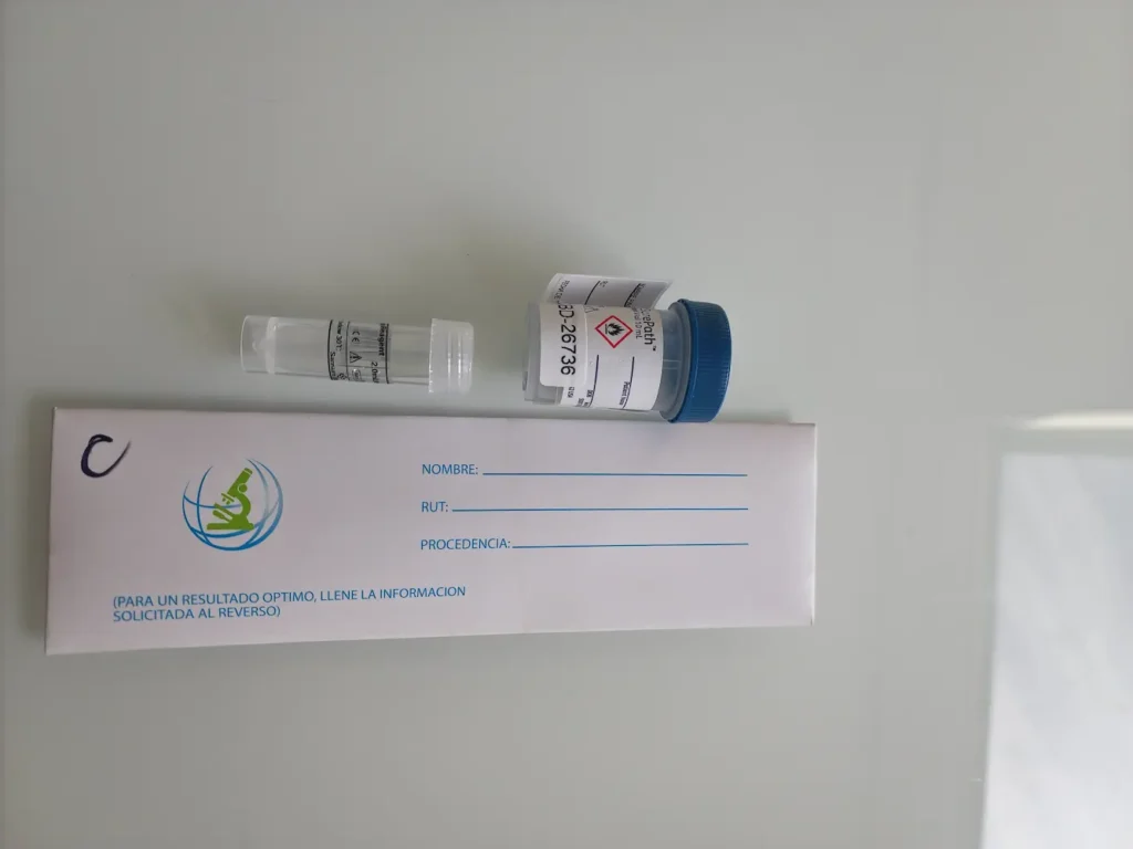 Tubo de transporte, frasco de muestra y formulario de laboratorio para exámenes PCR en MarianaCentro, Providencia